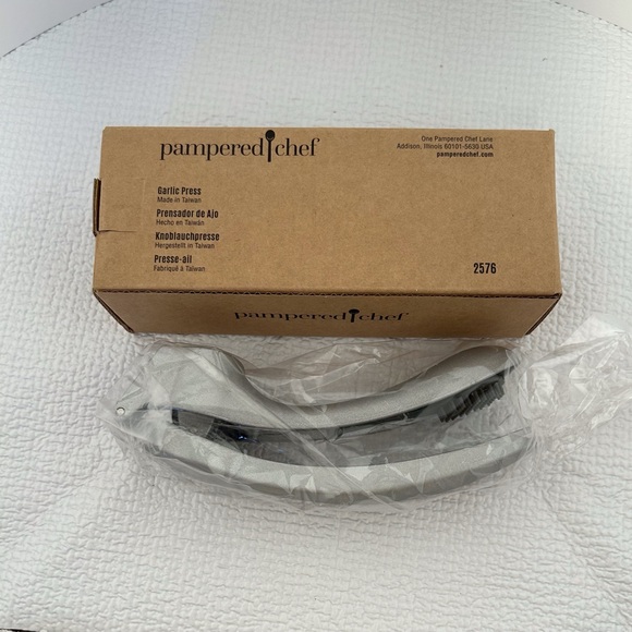 Pampered Chef Garlic Press - Picture 7 of 8